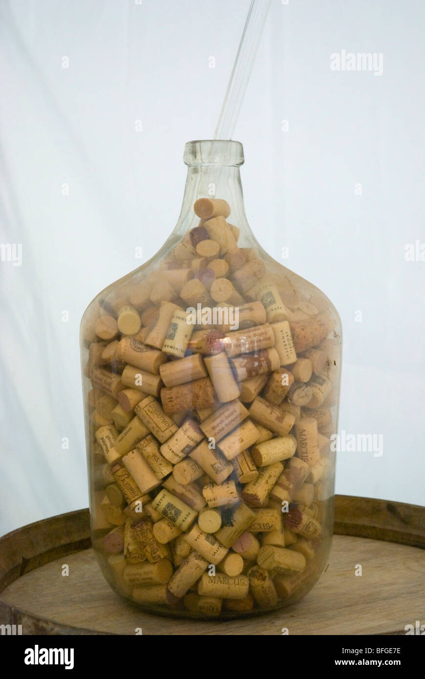 Vino contenitore pieno di tappi in sughero Foto stock - Alamy