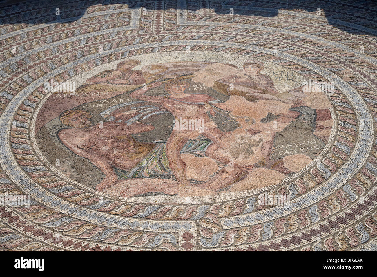 Mosaici sul pavimento della casa di Teseo villa romana a Paphos parco archeologico repubblica di Cipro in Europa Foto Stock