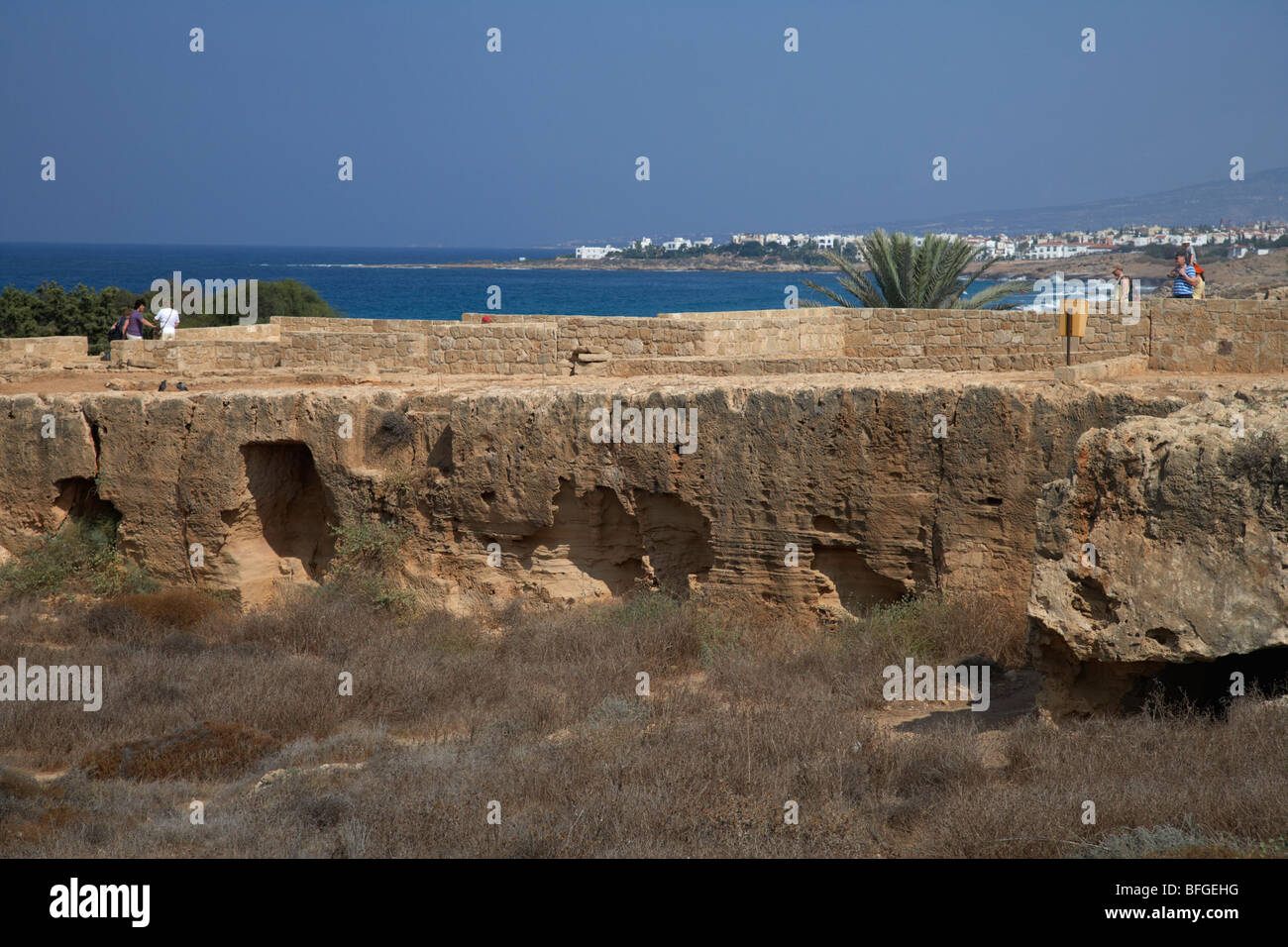 I turisti presso le tombe dei re World Heritage Site vicino alla costa di paphos repubblica di Cipro in Europa Foto Stock