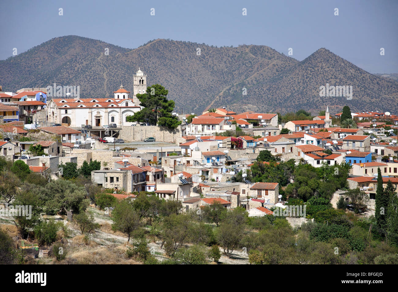 Vista del villaggio e montagne, Lefkara, Distretto di Larnaca, Cipro Foto Stock