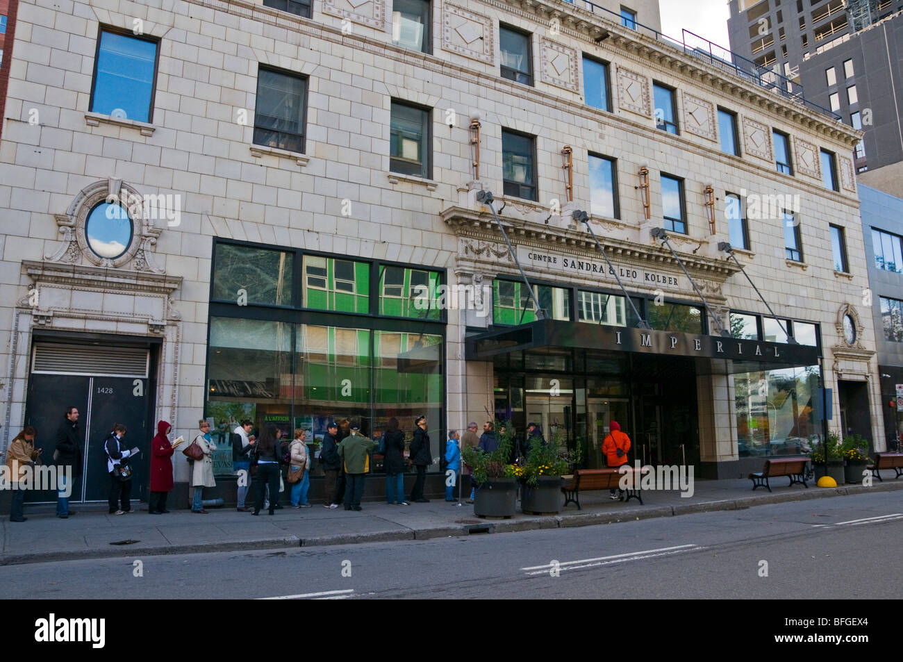 Rivestimento della folla di fronte Imperial Movie Theater Montreal. Montreal è una città vibrante dove molti film festival si verificano l'anno Foto Stock