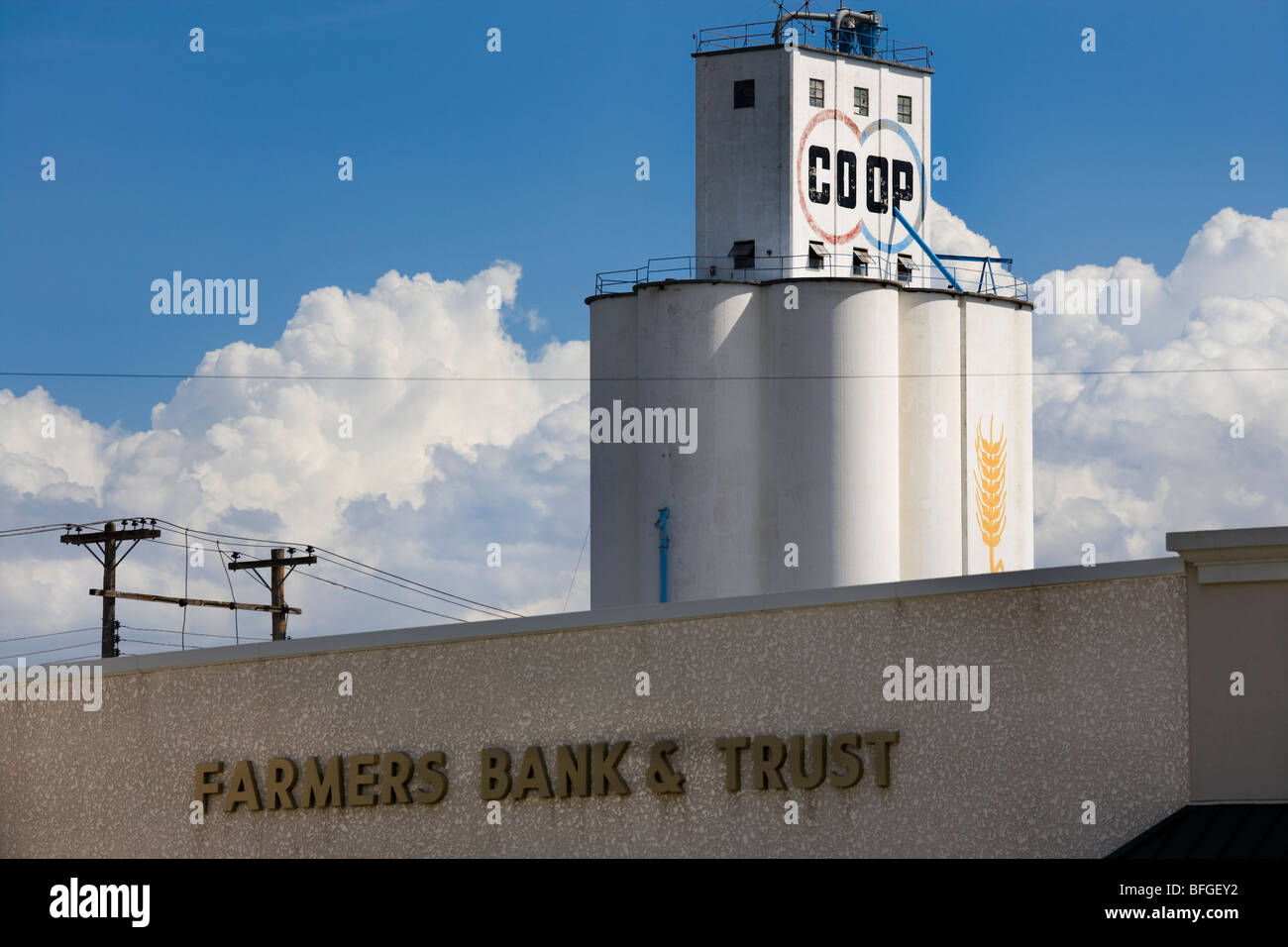 Oberlin Kansas Midwest americano, COOP elevatore granella con gli agricoltori Bank & Trust in primo piano. Foto Stock