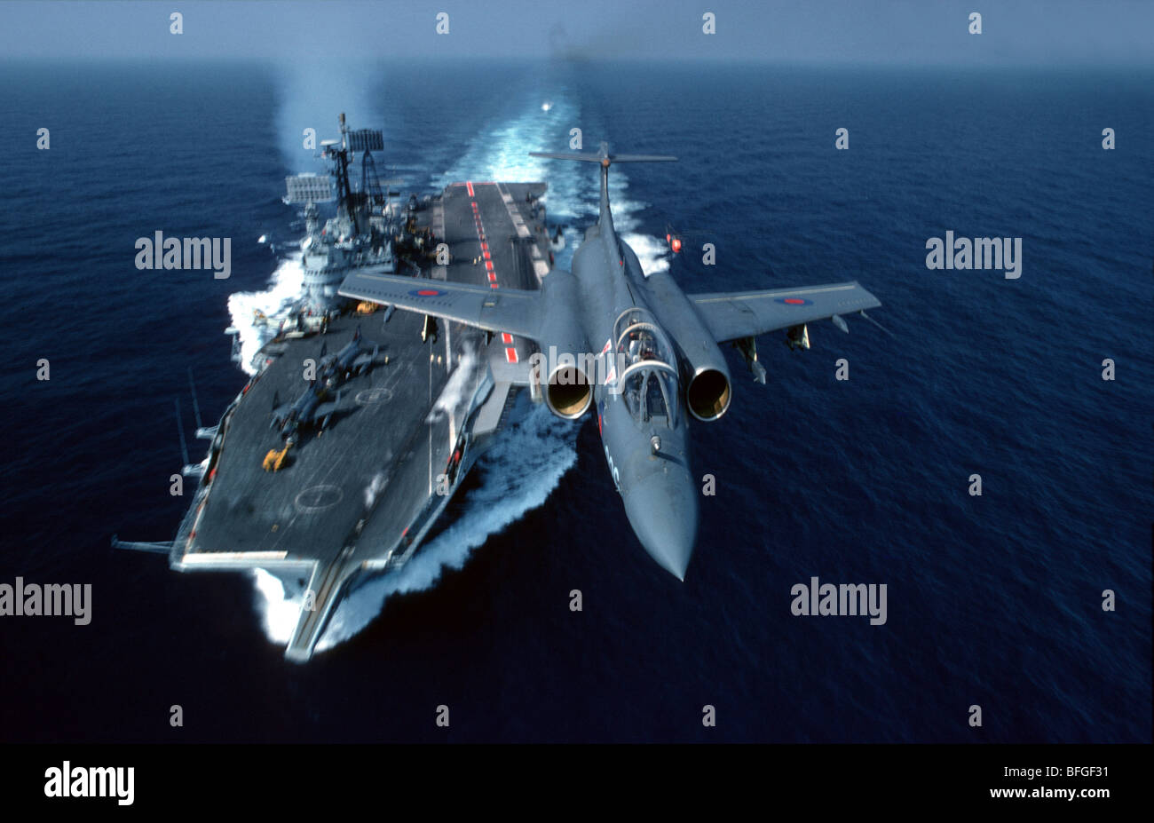 Royal Navy Da Buccaneer con Ark Royal in background Foto Stock