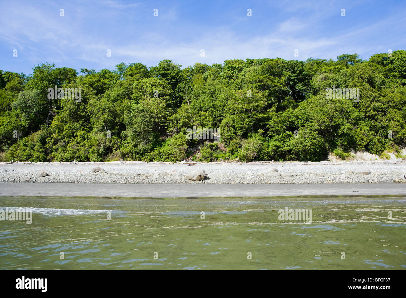 Una vista della spiaggia rocciosa area del punto Whitehorn riserva marina e il parco, Wahatcom County, Washington, Stati Uniti d'America. Foto Stock
