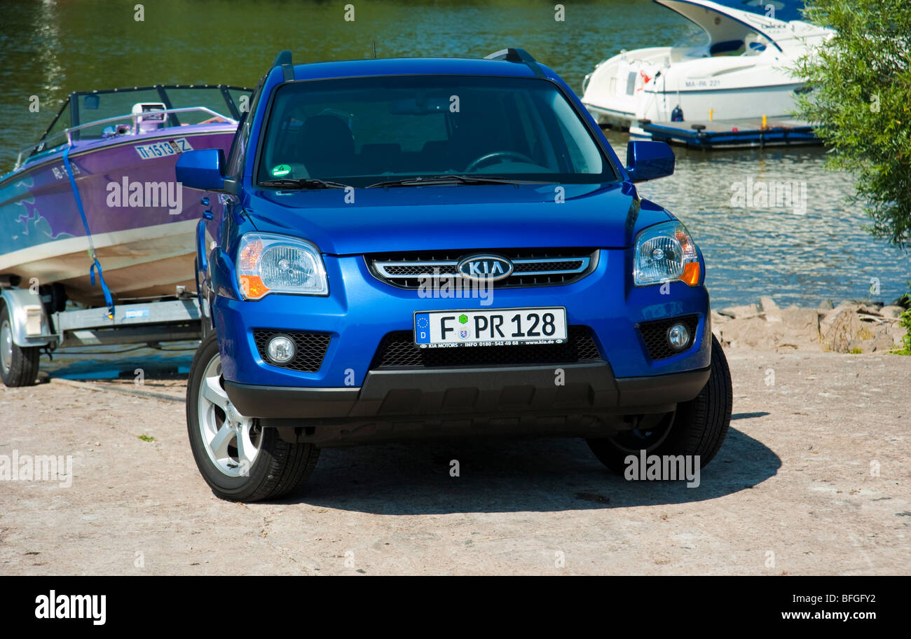 Blue Kia Sportage lo scivolamento di una imbarcazione al Fiume Reno Foto Stock