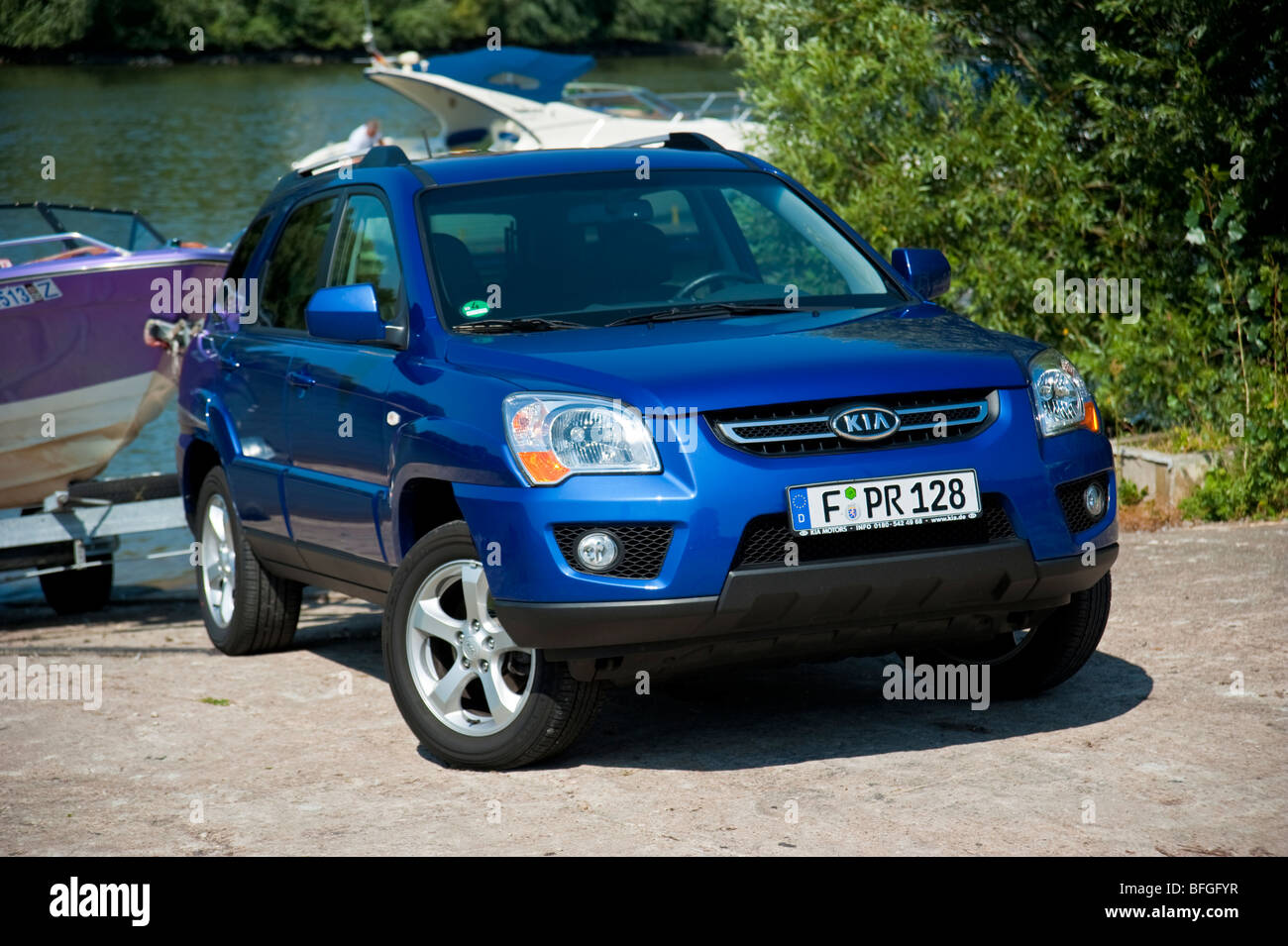 Blue Kia Sportage lo scivolamento di una imbarcazione al Fiume Reno Foto Stock