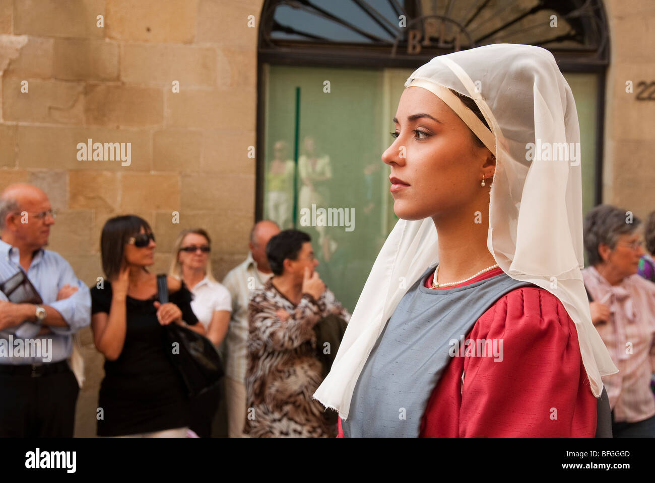 Bella italiana giovane donna vestito in costume storico come parte del Palio della Balestra Sansepolcro Foto Stock