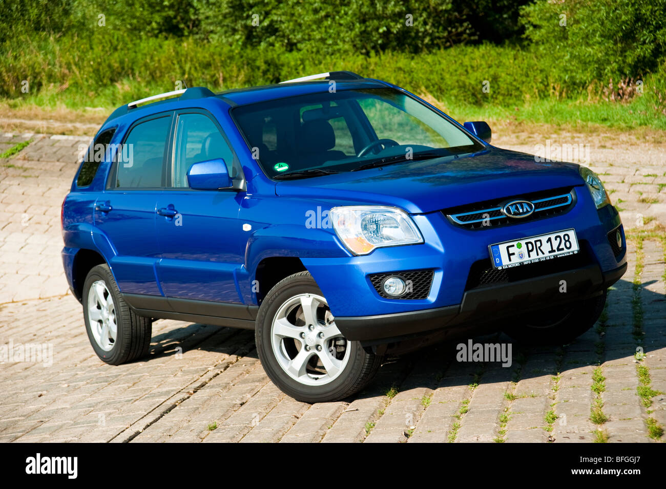 Vista frontale 3/4 di blu Kia Sportage modello 2009 Foto Stock