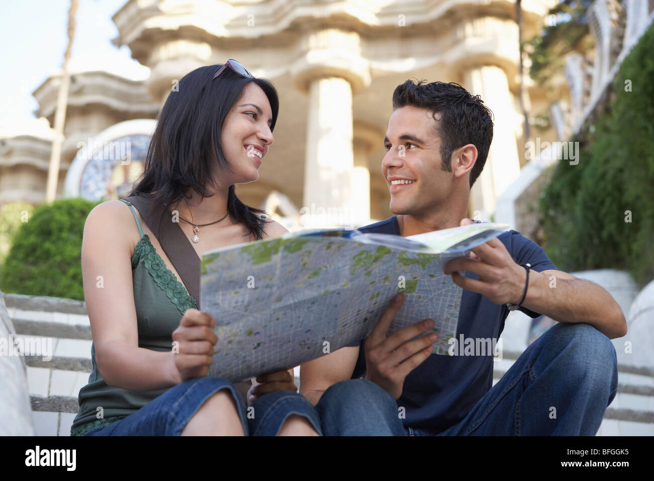 Coppia giovane la lettura di una mappa della città Foto Stock