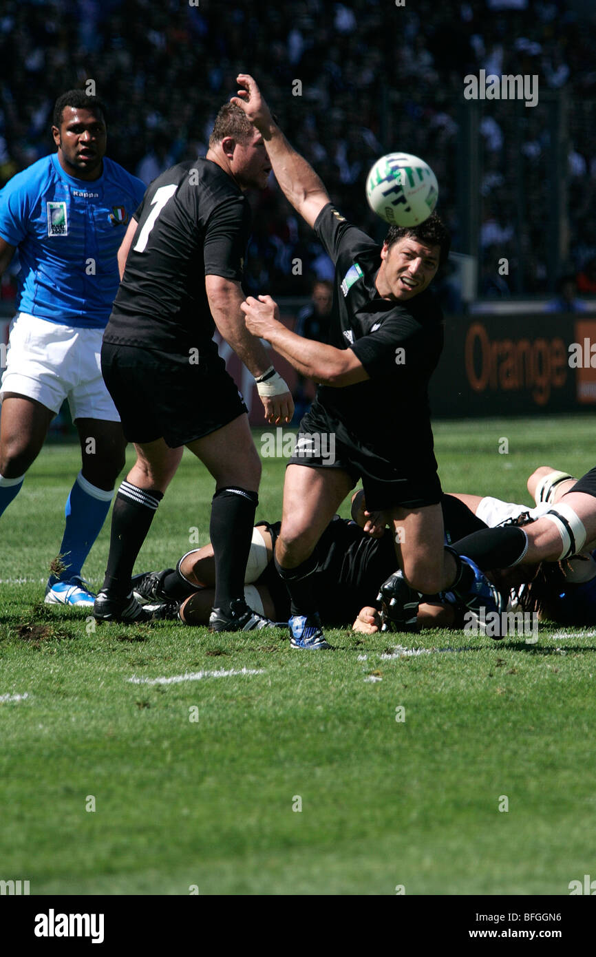 All Blacks scrum metà Byron Kelleher della Nuova Zelanda di rugby gioca  alla Coppa del Mondo 2007 a Marsiglia, Francia Foto stock - Alamy