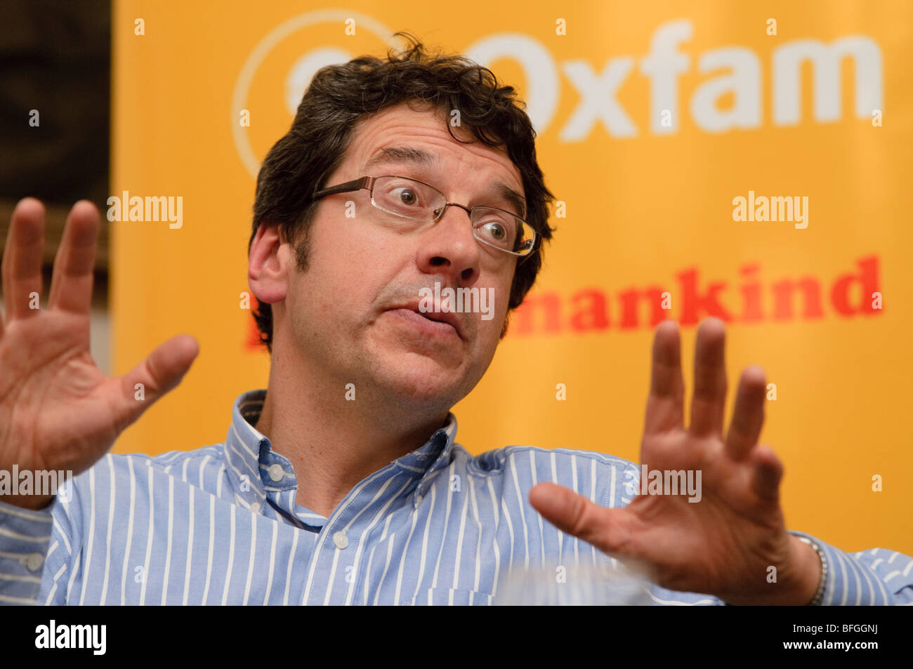 Attivista ambientale e lobbista George Monbiot affrontando Oxfam il cambiamento climatico audizione, REGNO UNITO Foto Stock