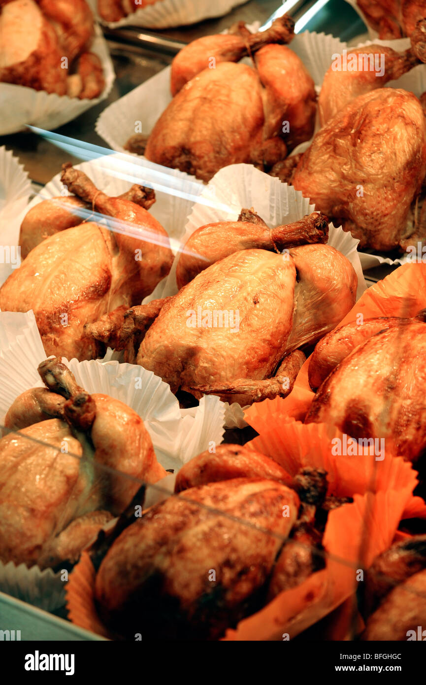 Pollo arrosto cotto e pronto da mangiare per la vendita in un supermercato UK. Foto Stock