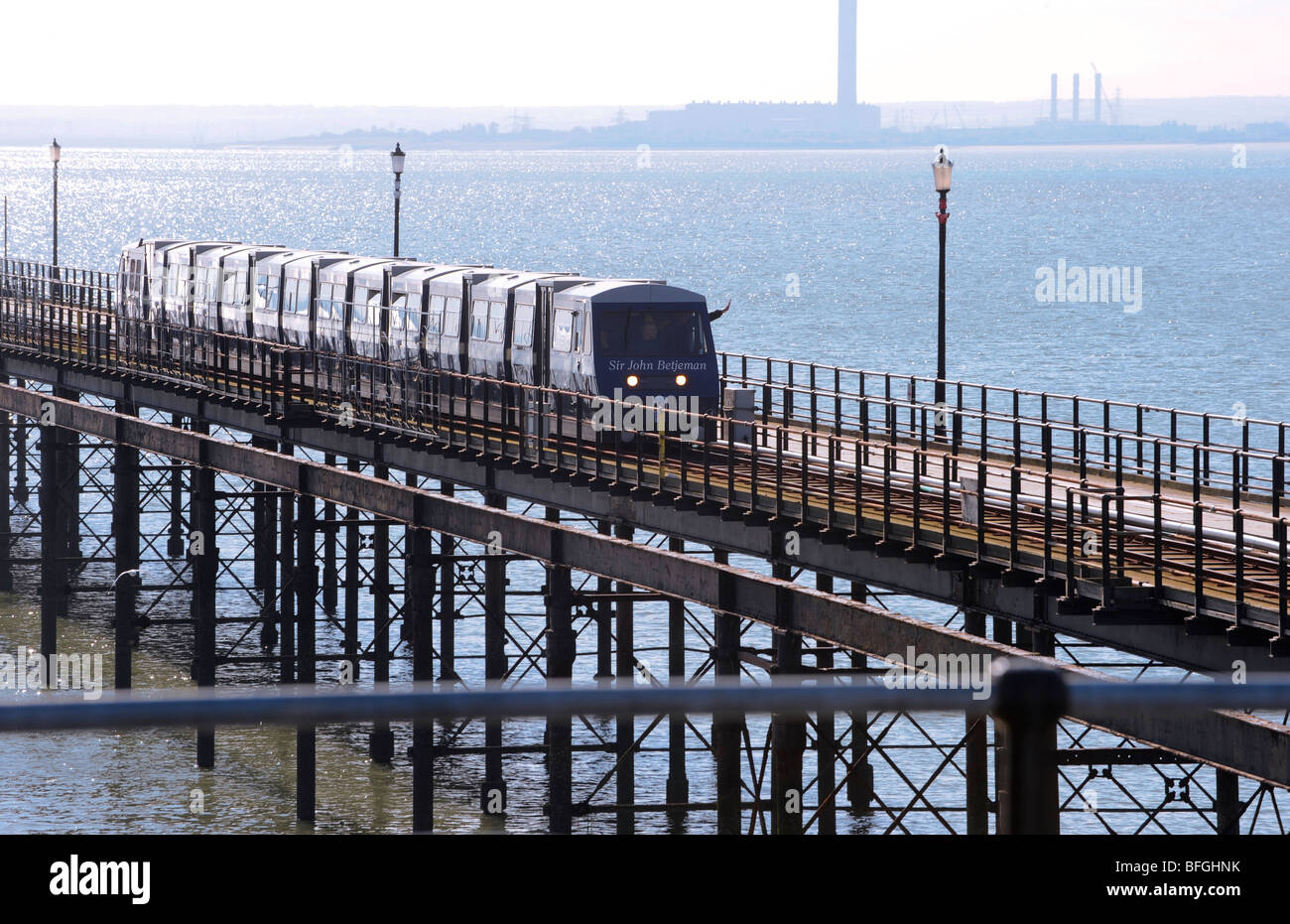 Southend Pier: Il molo di piacere più lungo del mondo. Il treno Sir John Betjeman ritorna dalla fine del molo. PIC Jim Holden Foto Stock