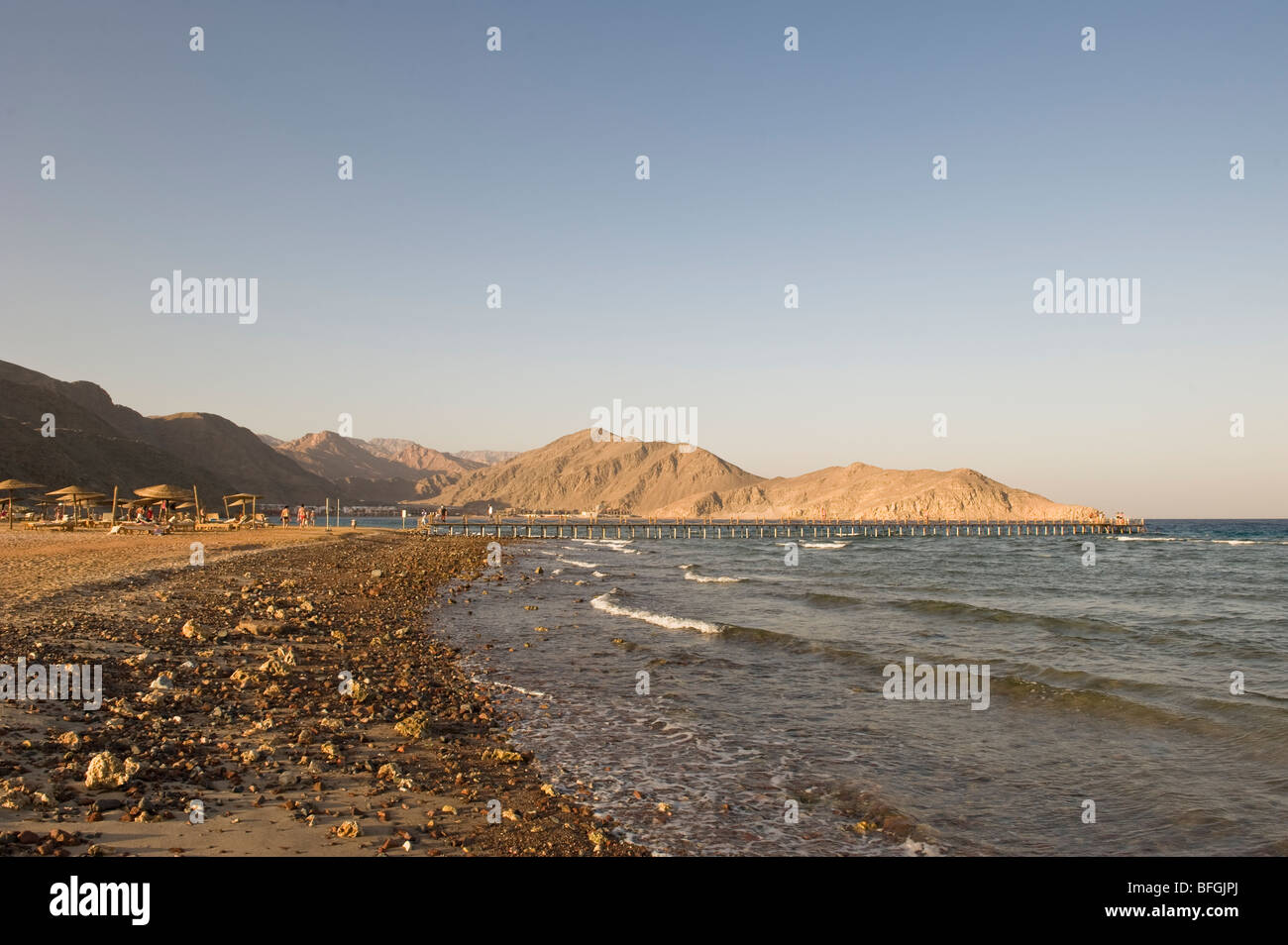 Taba Heights beach con montagne in back ground, Taba Heights, Mar Rosso, Egitto, Africa. Foto Stock