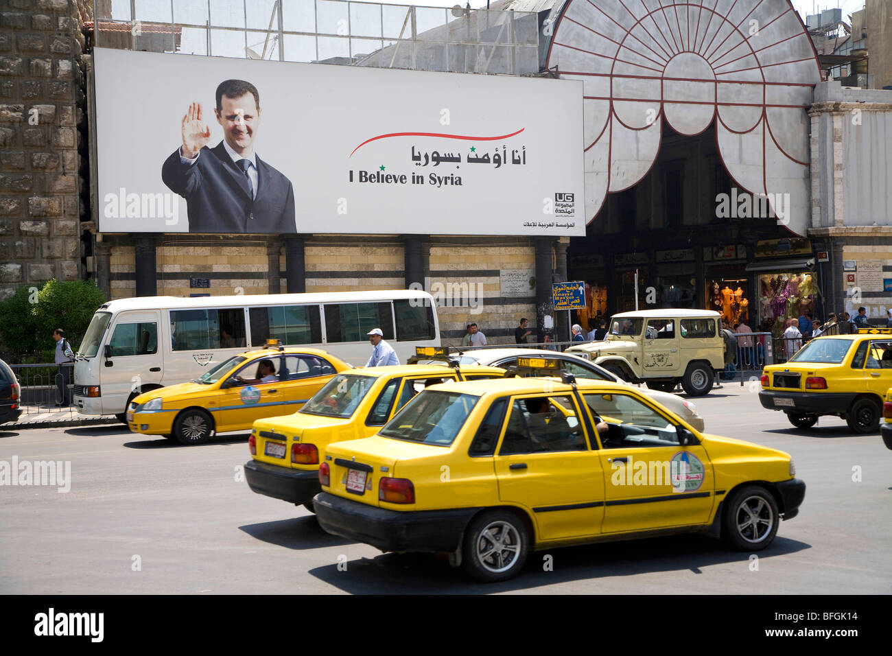 Poster con Bashar al-Assad sorridente e plaude all'entrata del bazaar, Damasco, Siria, Medio Oriente Foto Stock