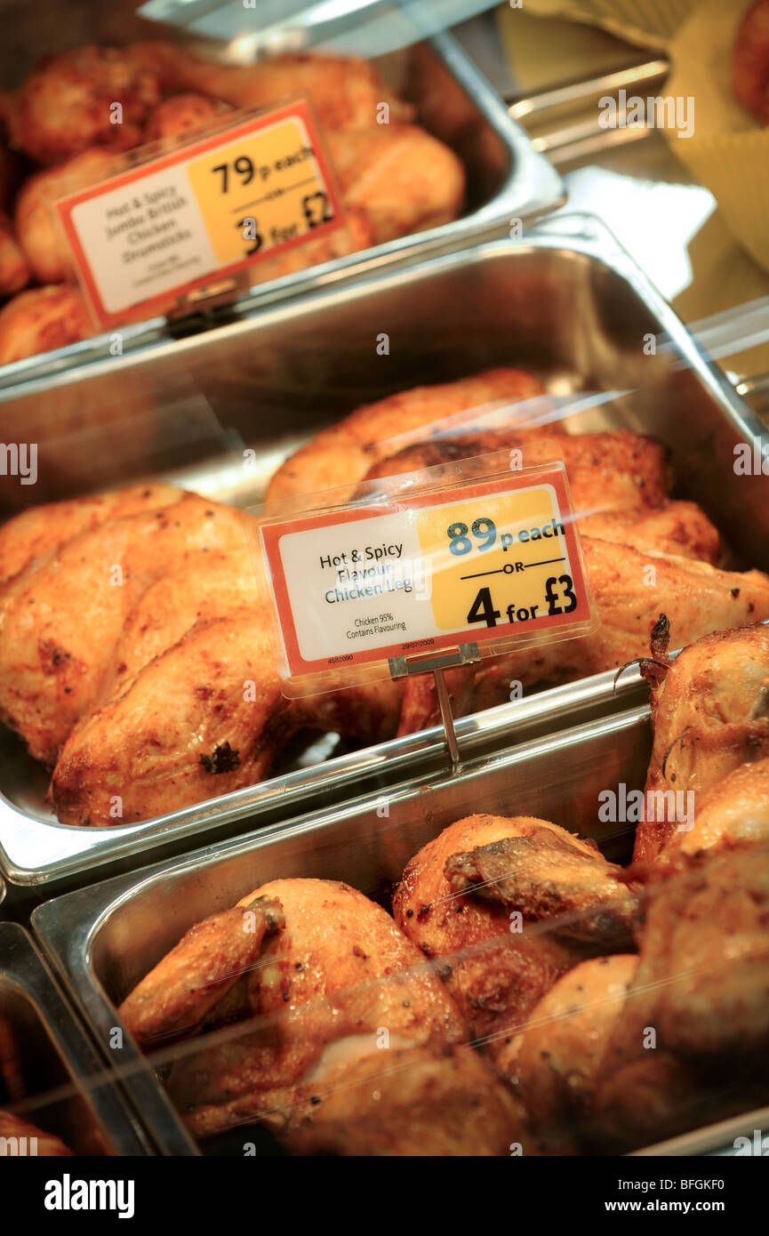 Pollo arrosto cotto e pronto da mangiare per la vendita in un supermercato UK. Foto Stock