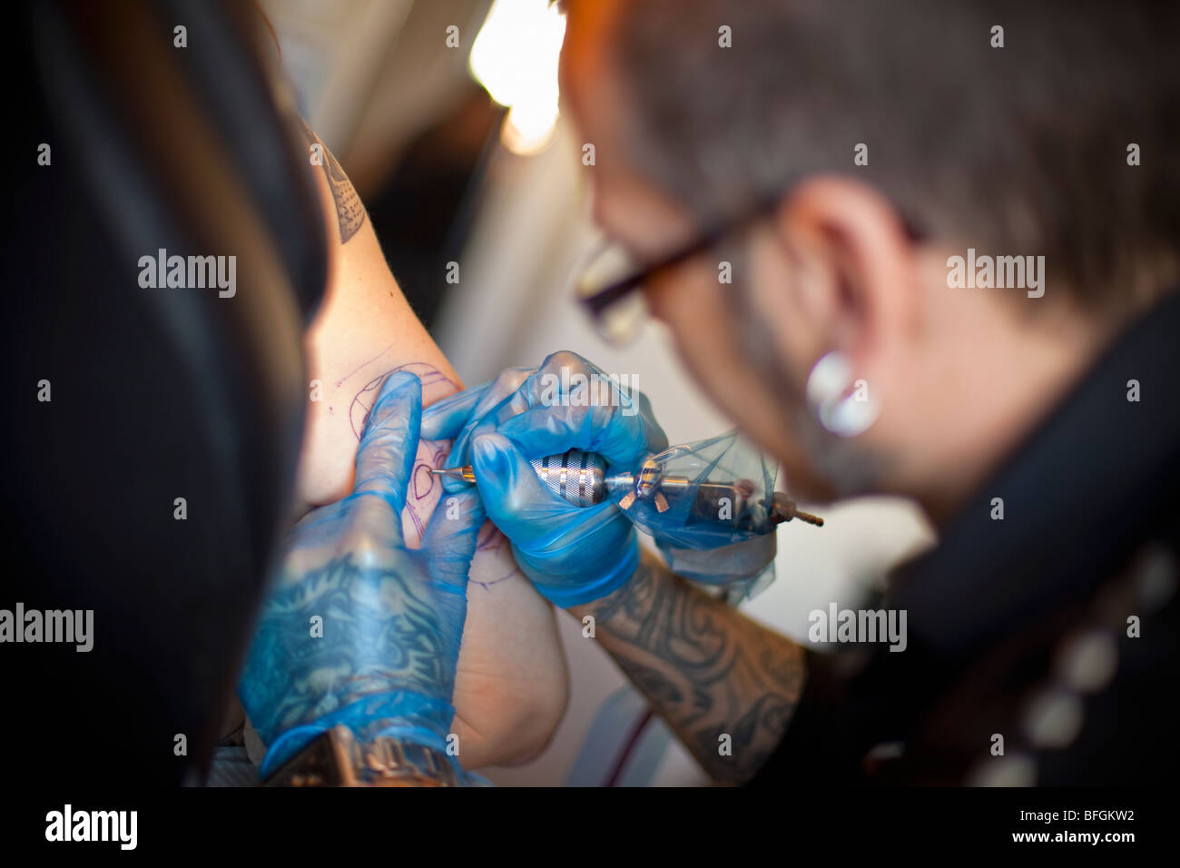 Tatuaggio artista che lavora Foto Stock