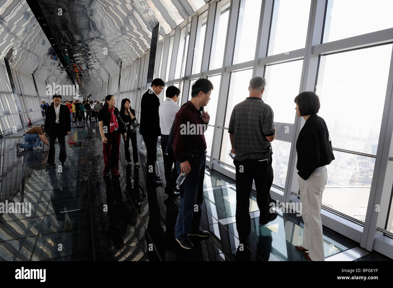 Persone in visite turistiche Sala del World Financial Center di Shanghai.14-ott-2009 Foto Stock