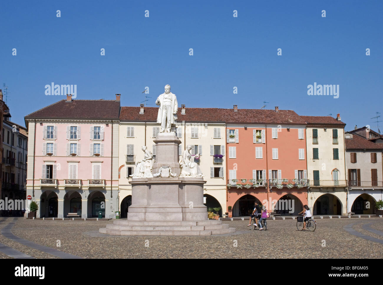 Piazza Cavour e Cavour il monumento, Vercelli Piemonte, Italia Foto Stock