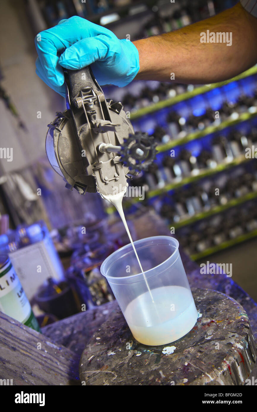 La miscelazione di vernice automobilistica Foto Stock