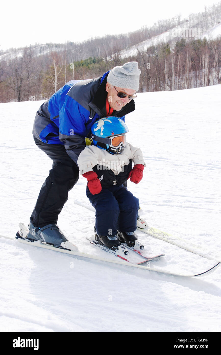 Nonno nipote di insegnamento per sci, Collingwood, Ontario Foto Stock