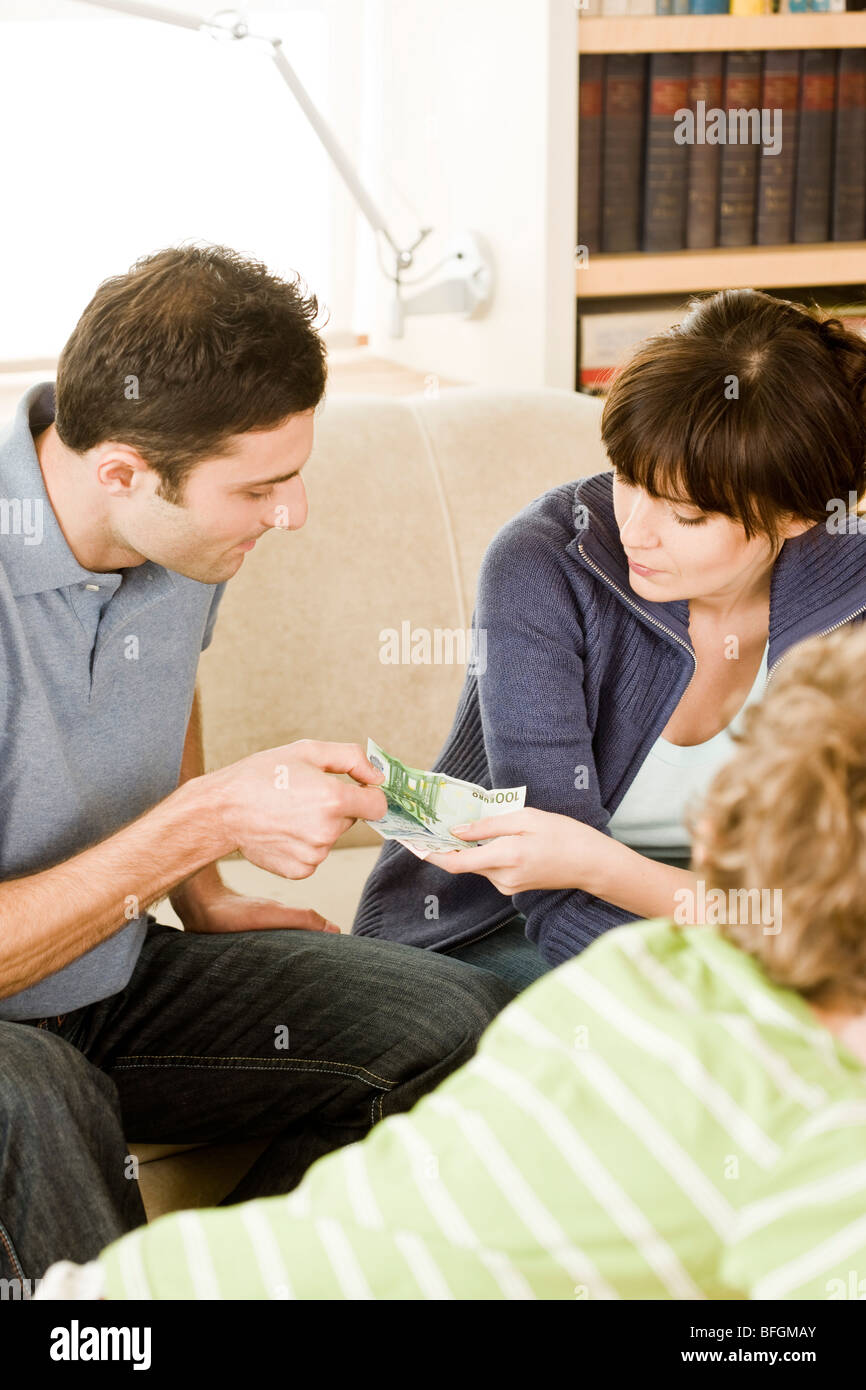 I genitori a parlare di denaro Foto Stock