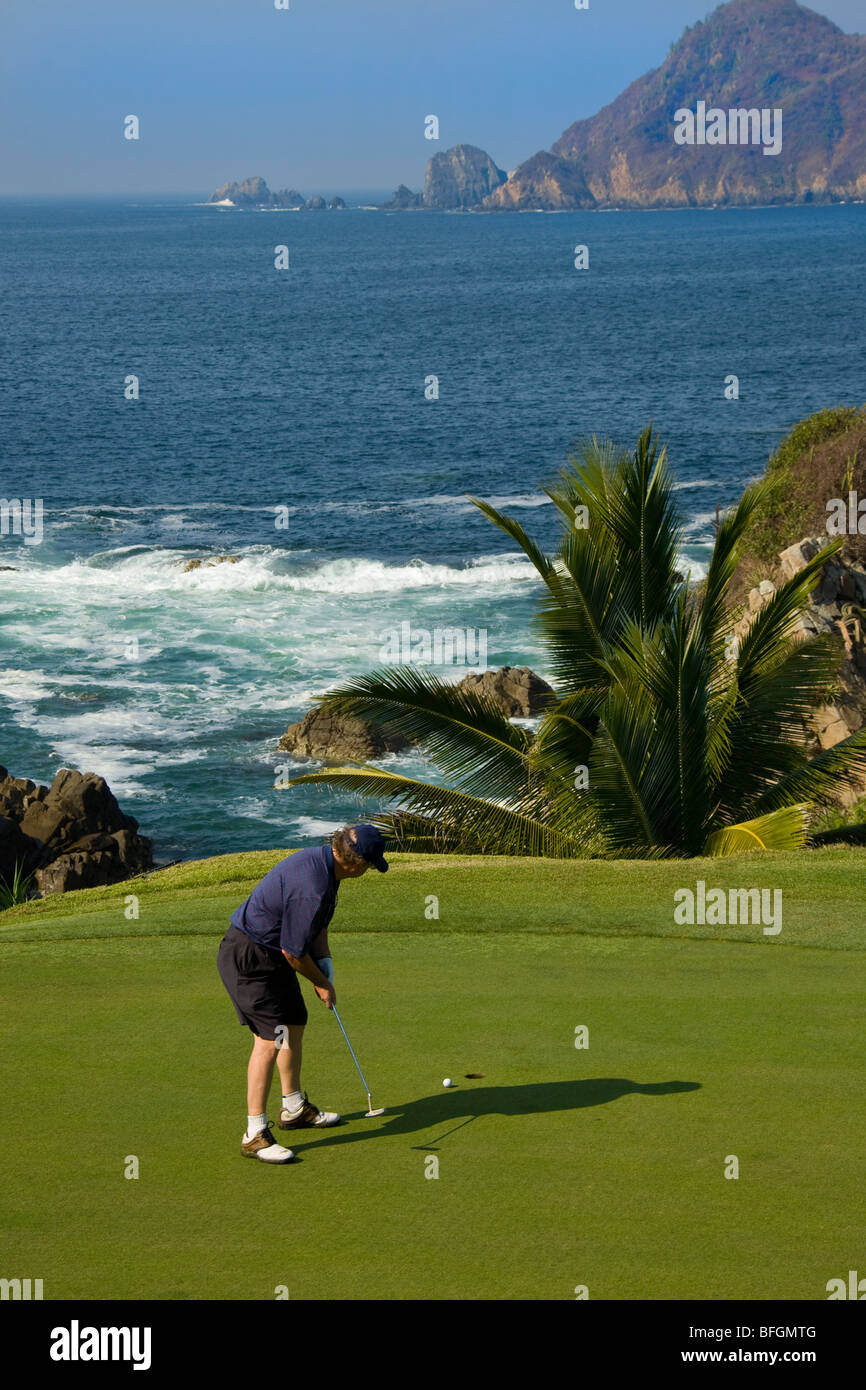 Il Golfer giocando con l' Oceano Pacifico, Messico Foto Stock