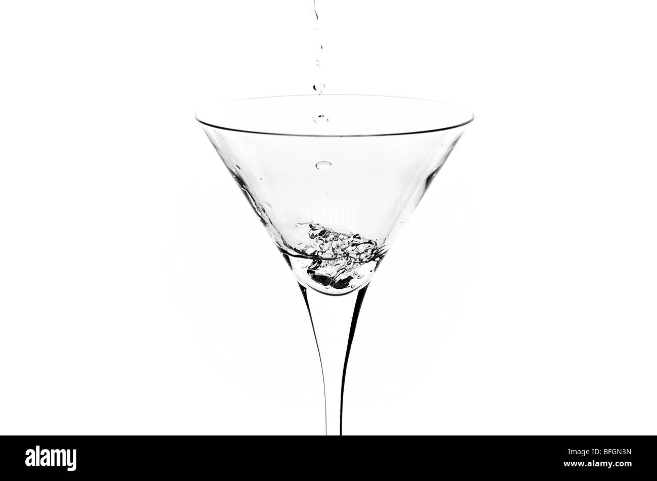 Studio shot del versamento di liquido nella coppetta Martini Foto Stock