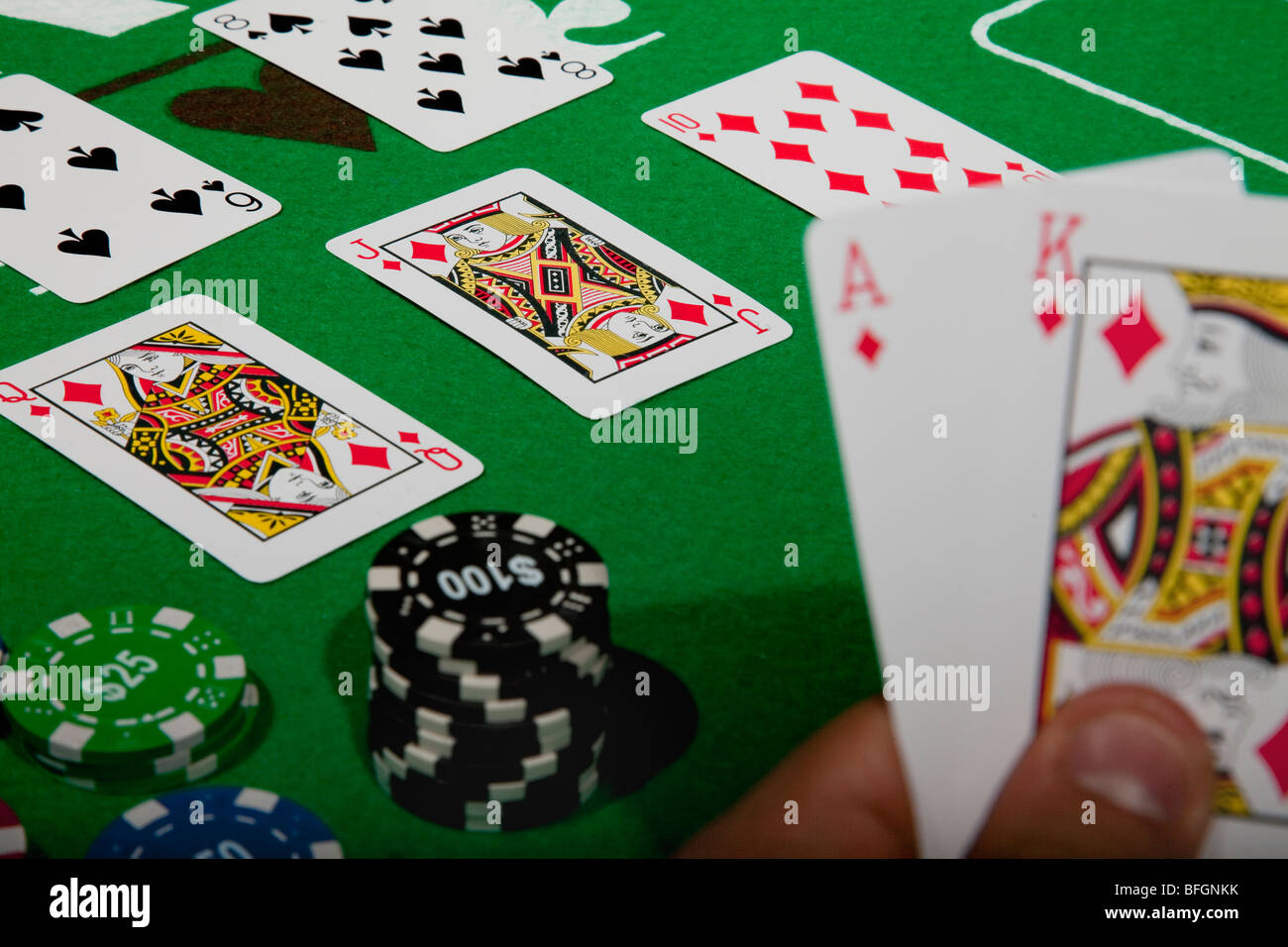 Un giovane maschio giocatore al gioco d'azzardo con una mano vincente tabella modello di rilascio disponibili Foto Stock