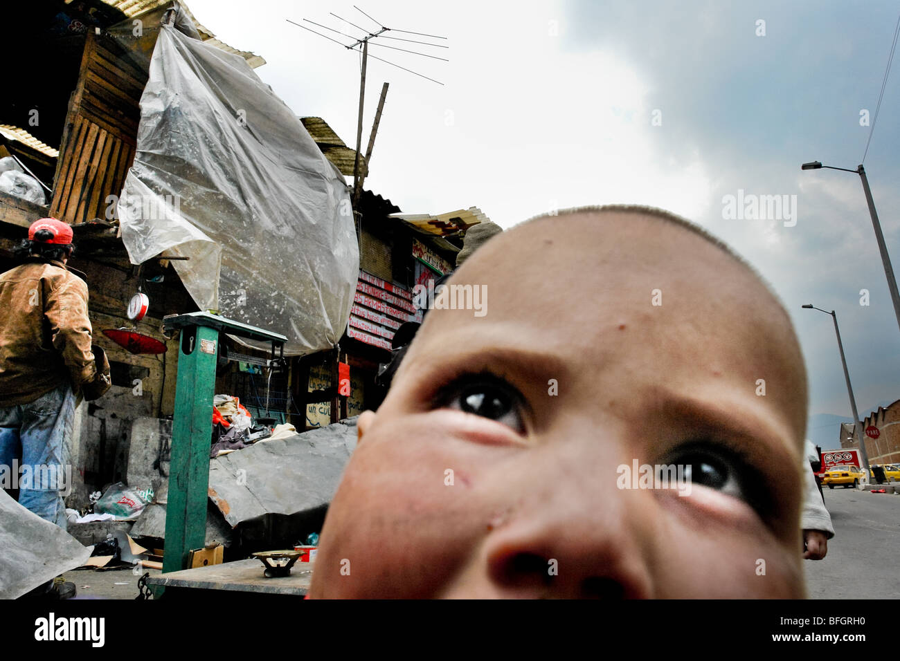 Il conflitto armato insieme con la mancanza di rete sociale causato appearence di invasione illegale baraccopoli in zone urbane in Colombia. Foto Stock