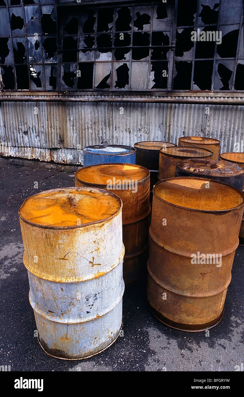 Arrugginita 45 gallone tamburi in corrispondenza di un magazzino abbandonato. Foto Stock