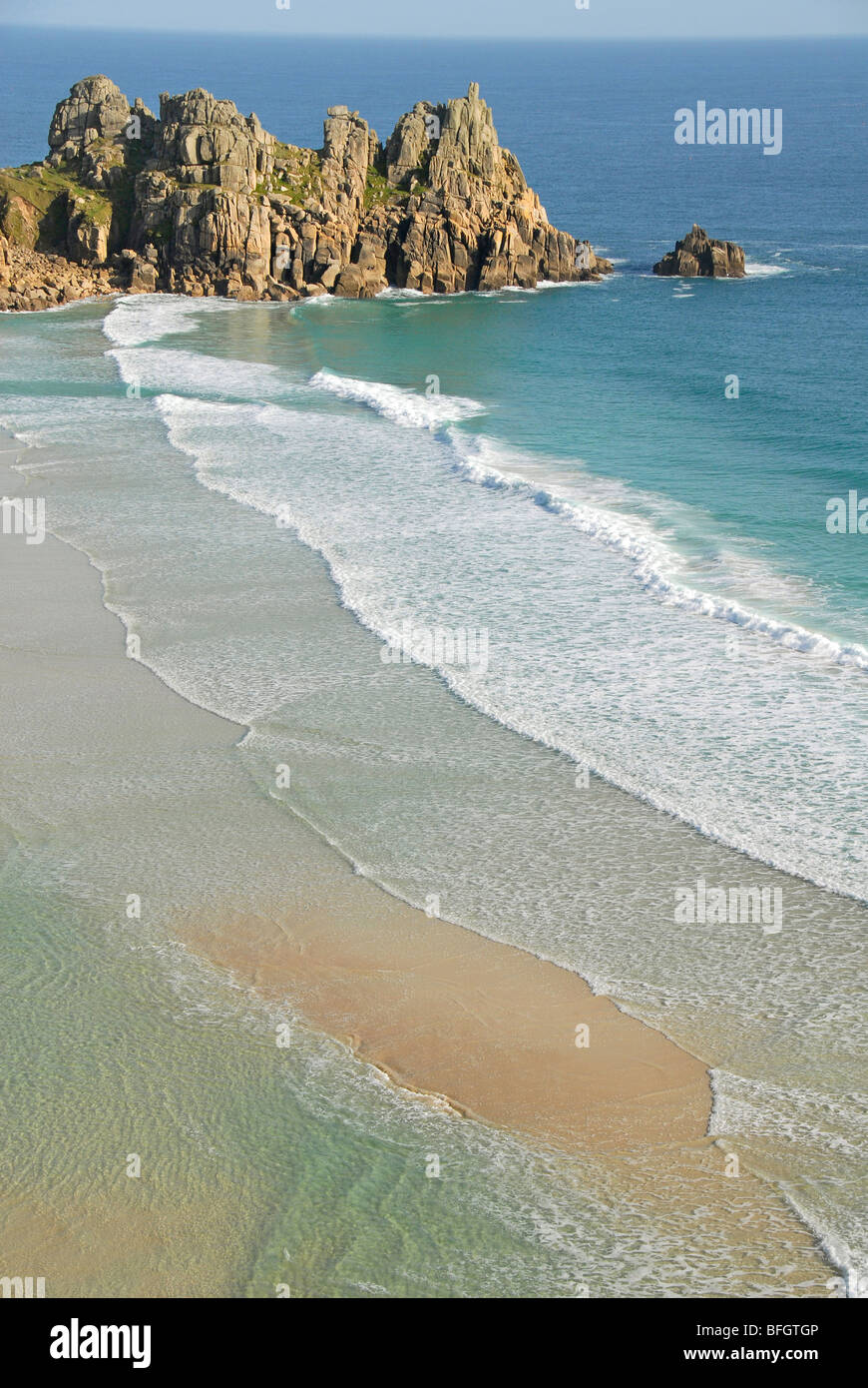 Logan Rock, surf, Porthcurno Beach, Pedn Vounder Beach, South Coast, Cornwall, Regno Unito Foto Stock