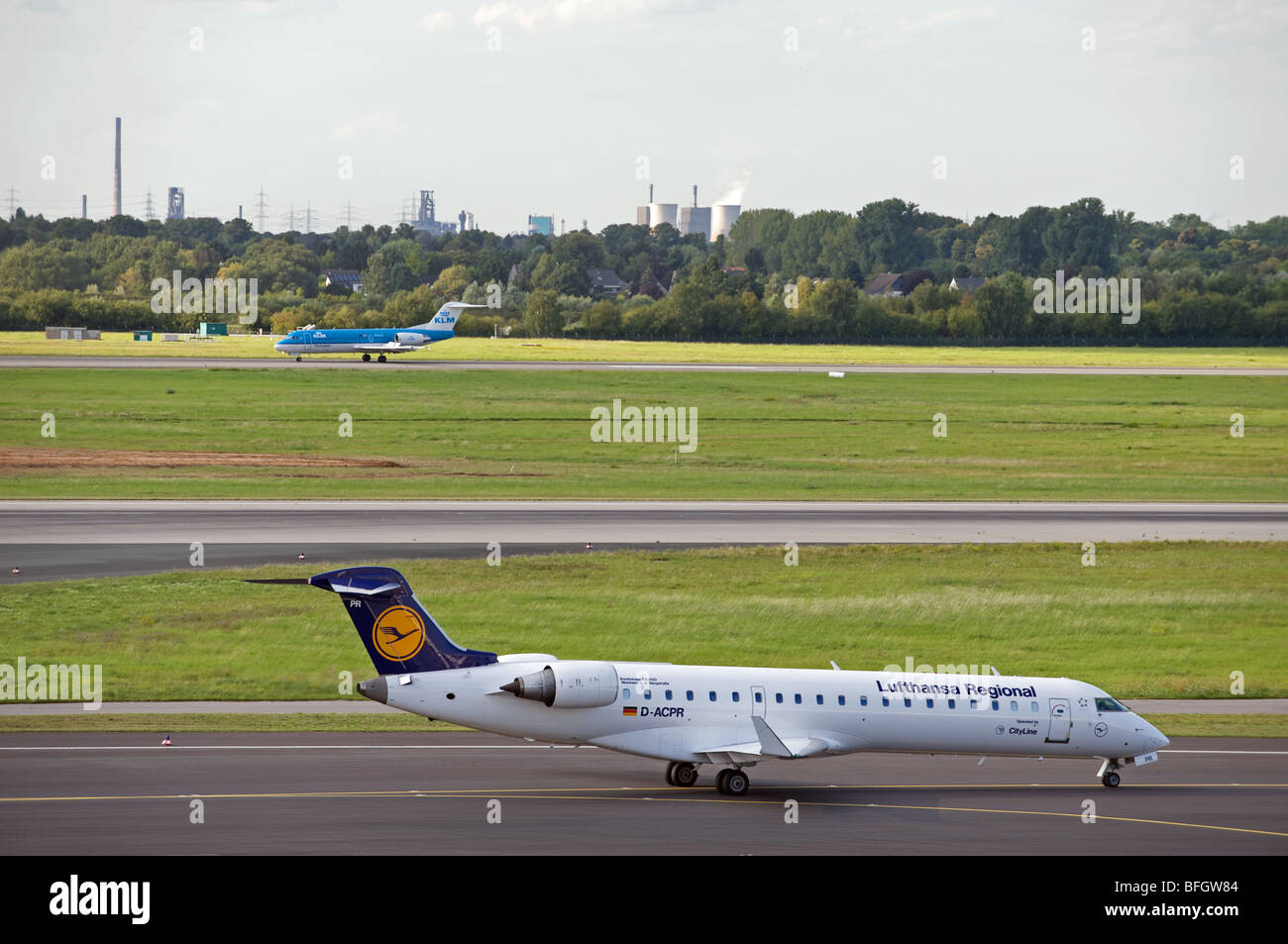 Lufthansa Regional jet di linea passeggeri in rullaggio a l'Aeroporto Internazionale di Düsseldorf, Germania. Foto Stock