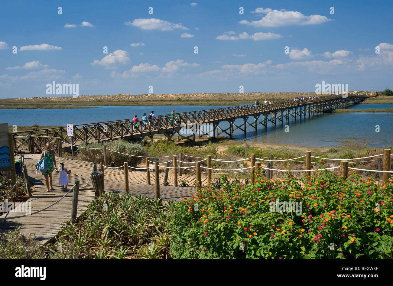 Il Portogallo, Algarve, il ponte al di sopra della riserva naturale della laguna di Quinta do Lago beach Foto Stock