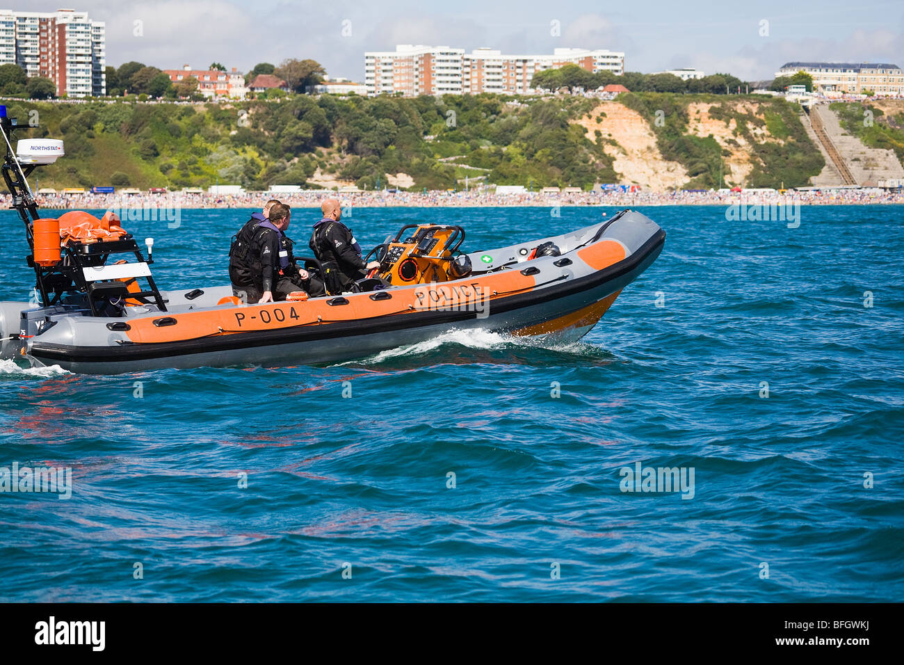 Ufficiali della Polizia di Dorset Sezione Marini, patrol off shore lungo Bournemouth Beach e dal lungomare, Dorset. Regno Unito. L'estate. Foto Stock