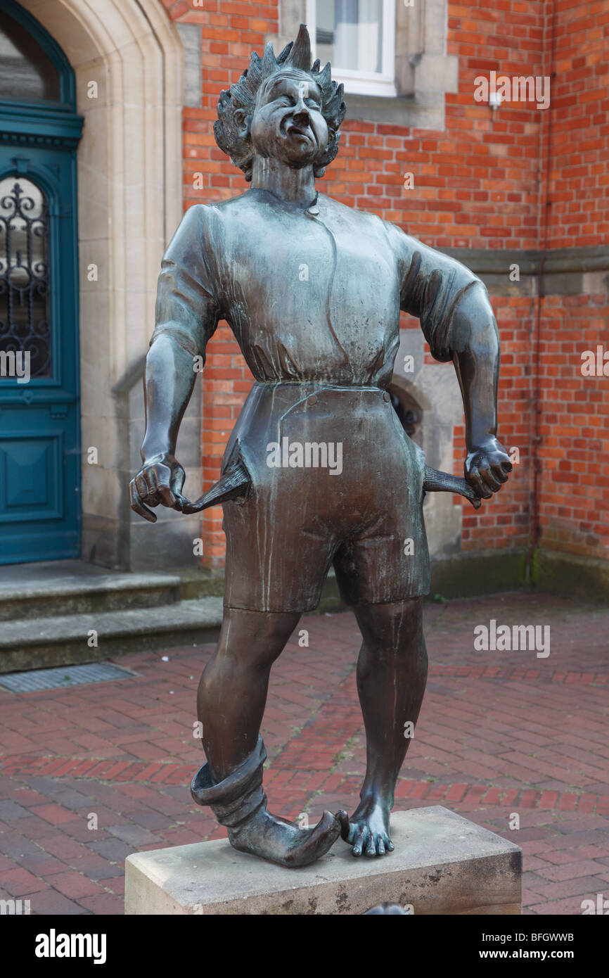 D-Quakenbrueck, Samtgemeinde Artland, Hase, Hase valley, Artland, Oldenburger Muensterland, Bassa Sassonia, ufficio delle entrate, ex Prussia corte distrettuale, scultura "i poveri contribuente', scultore Hans Gerd Ruwe Foto Stock