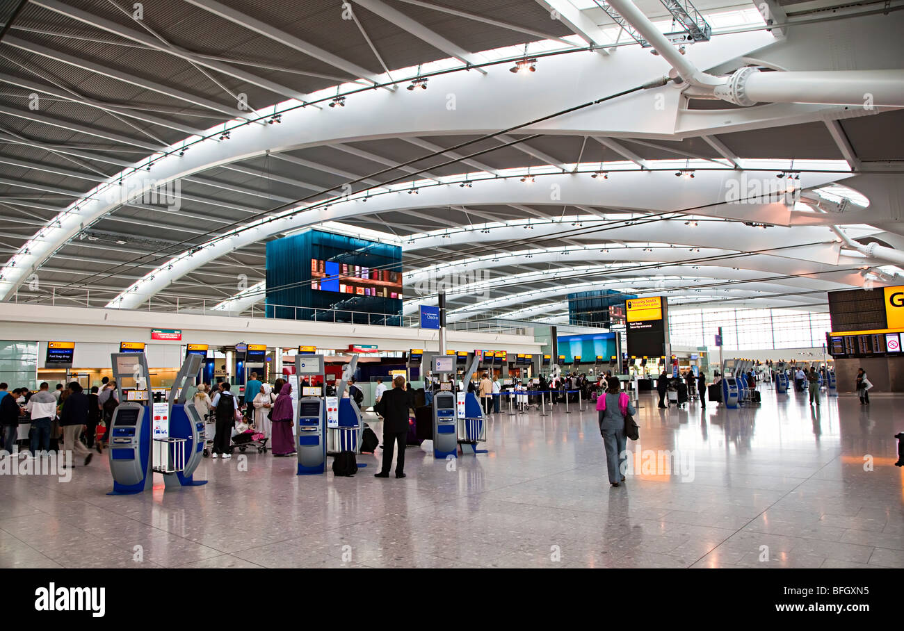 Atrio Partenze del Terminal 5 di Heathrow aeroporto internazionale di Londra Inghilterra REGNO UNITO Foto Stock