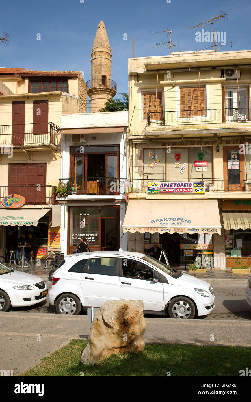I taxi in attesa in Rethymnon street con il minareto in background Creta Grecia Foto Stock