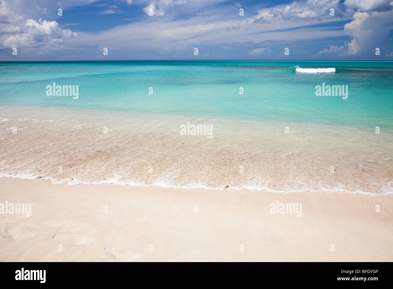 Il mare dei Caraibi e la spiaggia in Antigua Foto Stock