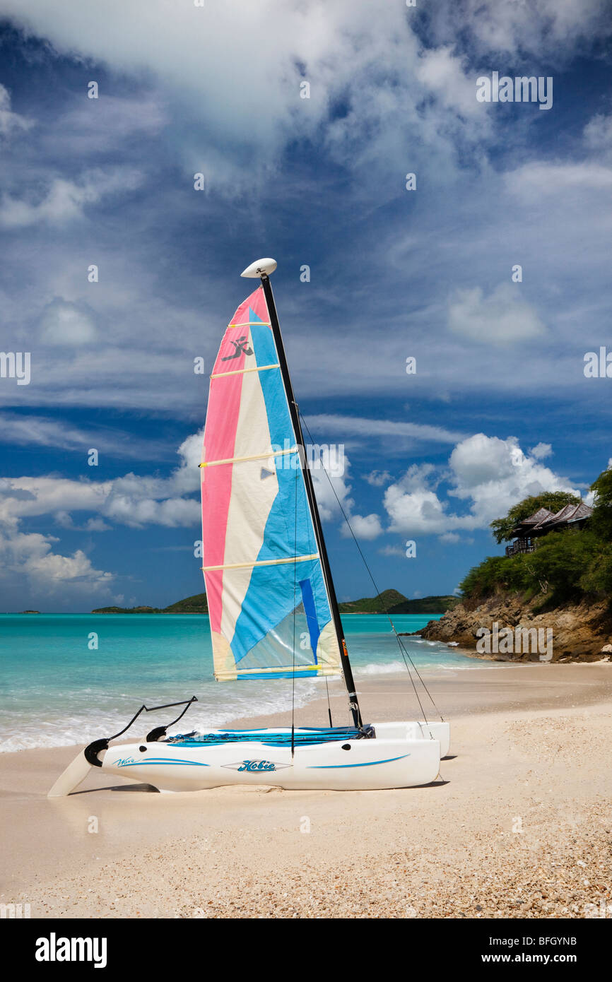 Ffyres Bay, Antigua con barca a vela e Pearns punto all'orizzonte Foto Stock
