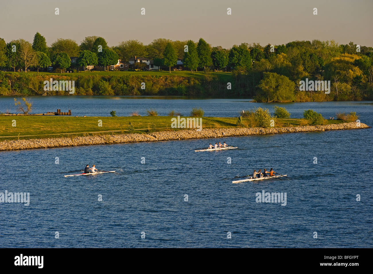 I rematori canadese sulla Henley Regatta corso sul Martindale stagno in comunità di Port Dalhousie in San Catharines Ontario Canada. Foto Stock