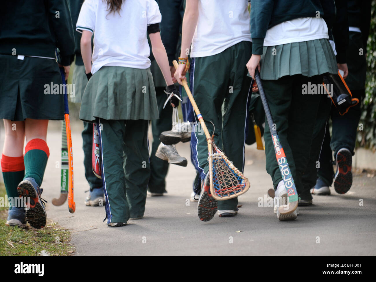 Le ragazze da Cheltenham Ladies College sul loro modo di hockey e di lacrosse pratica GLOUCESTERSHIRE REGNO UNITO Foto Stock