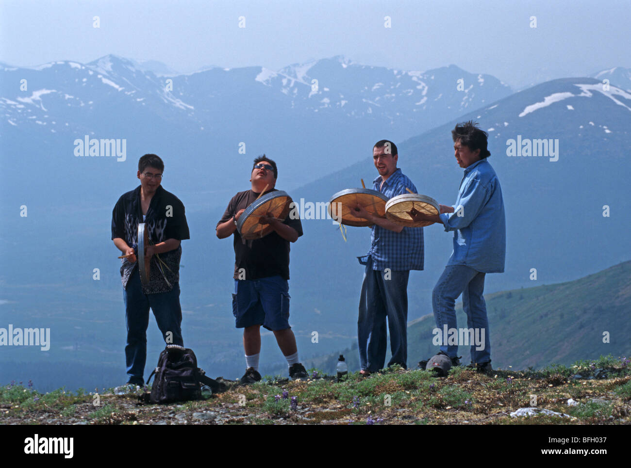 Nativo di cerimonia del tamburo, Pelly montagne. Yukon Territory, Canada Foto Stock