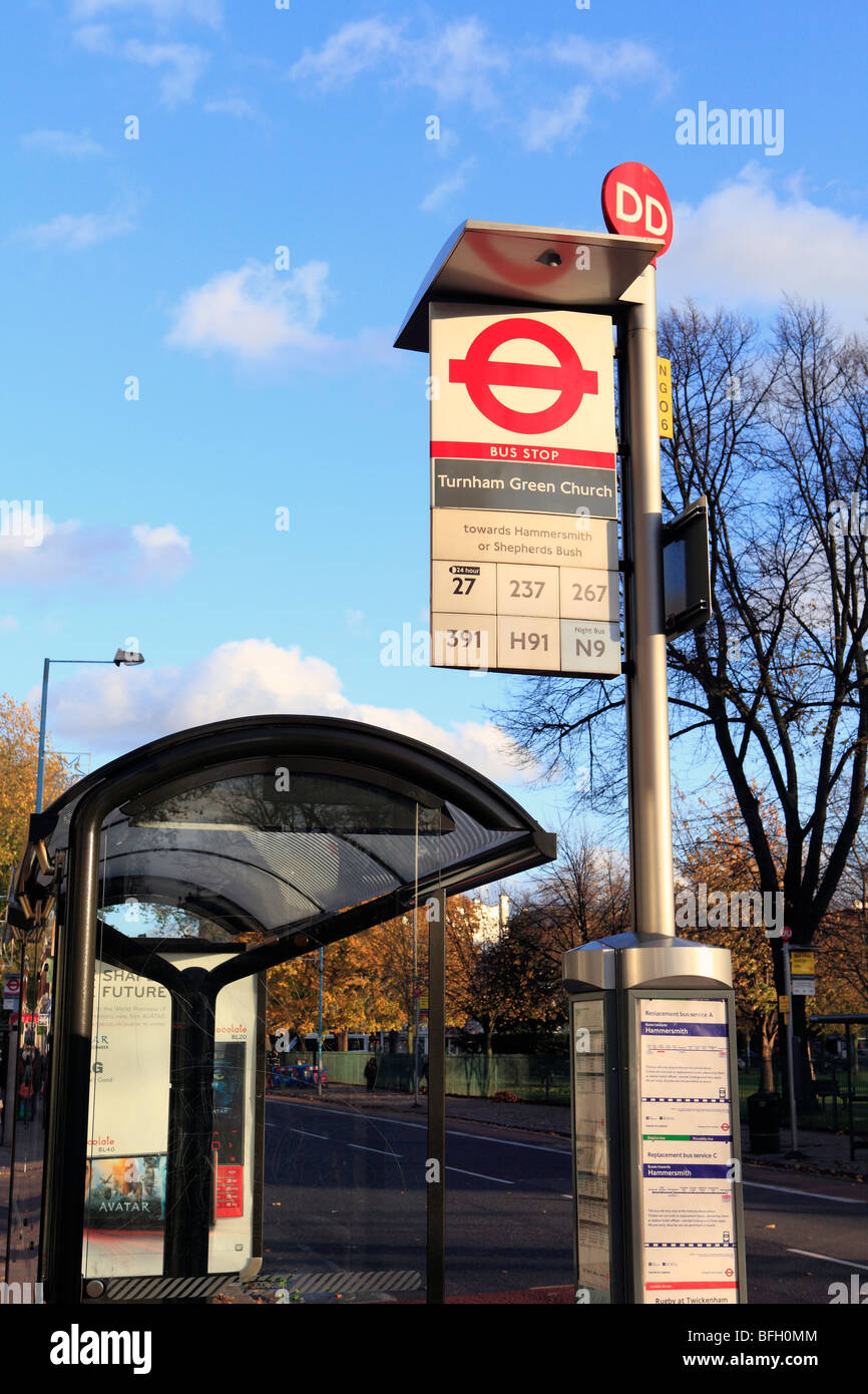 Regno Unito Londra ovest turnham green chiesa fermata bus Foto Stock