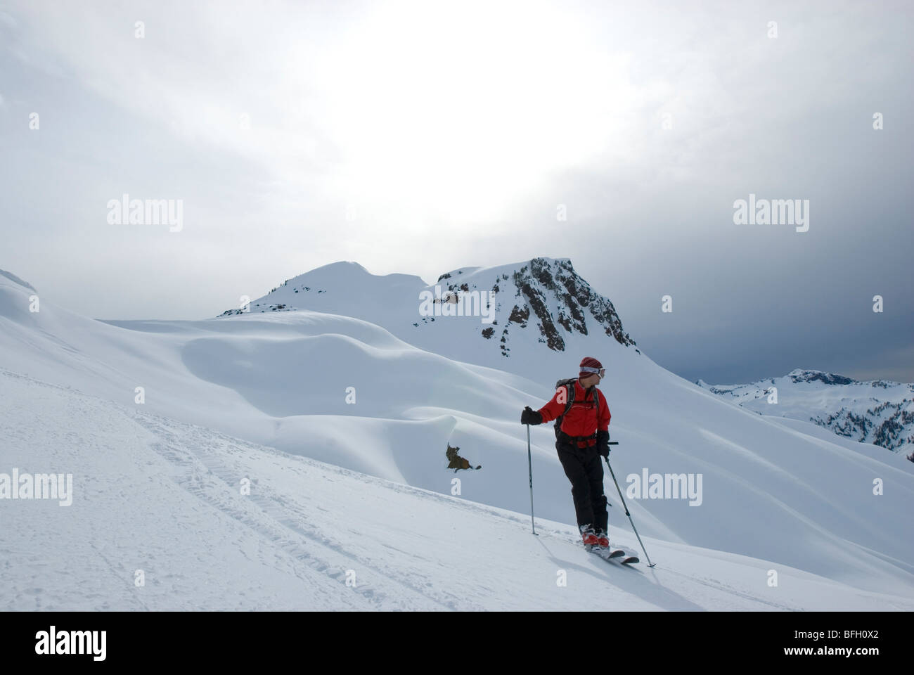 L'uomo sciare giù il lato nord del Mt Ann Mt Baker Snoqualmie selvaggia foresta nazionale di Washington (USA) Foto Stock