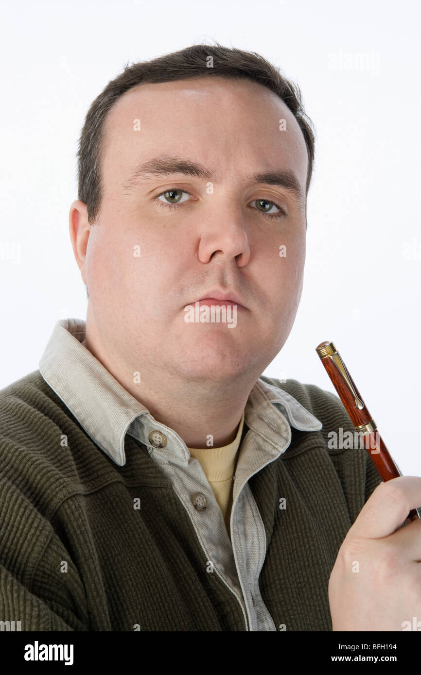 Ritratto di metà di uomo adulto tenendo pen Foto Stock