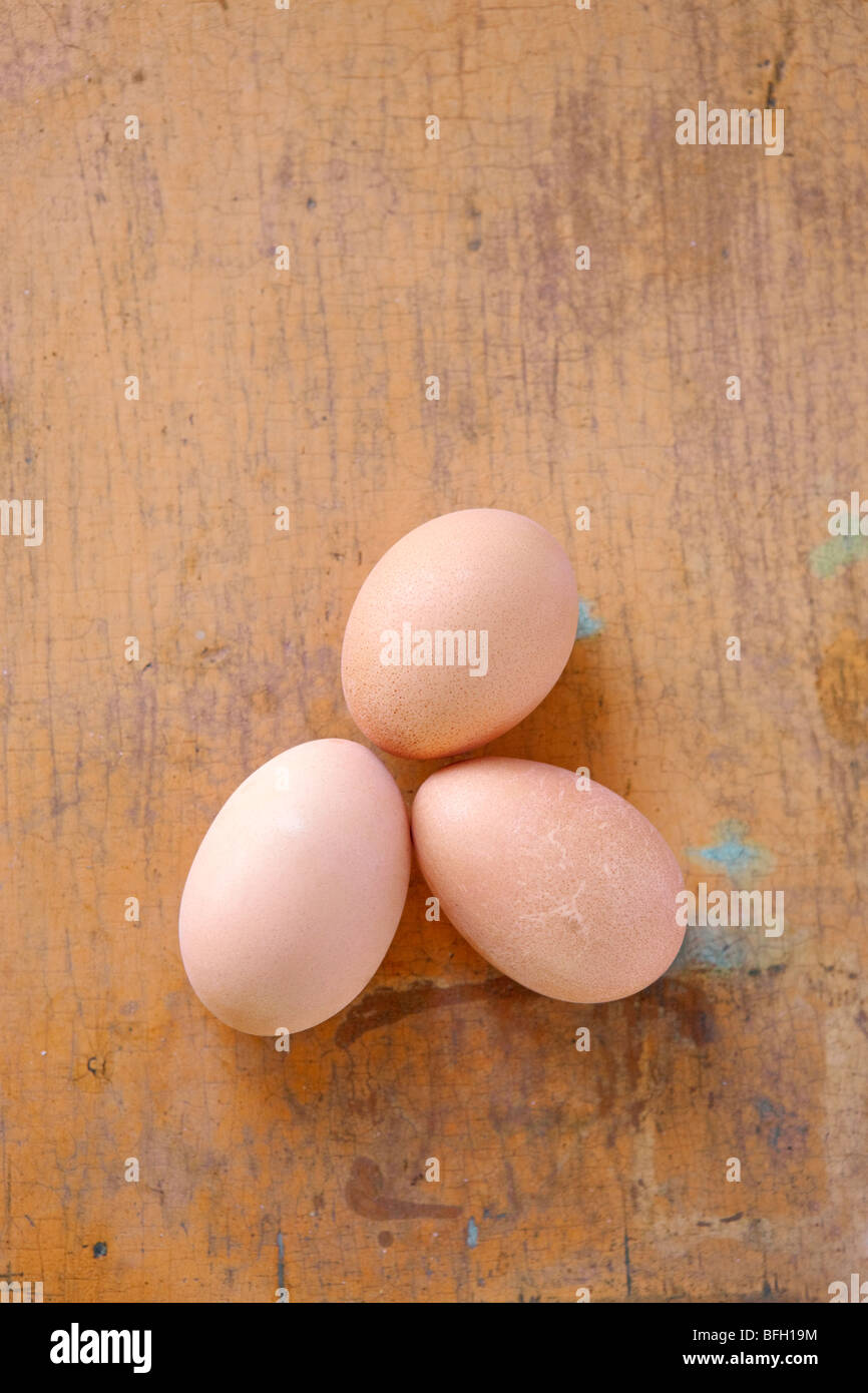Tre brown uova di gallina sulla superficie rustico Foto Stock
