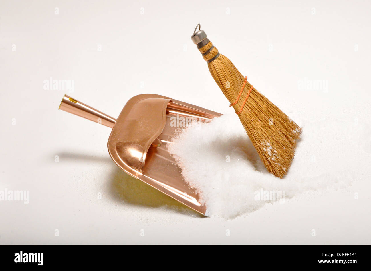 La polvere di pan e frusta ginestra sweep fino bianco della neve, nessun popolo. Foto Stock
