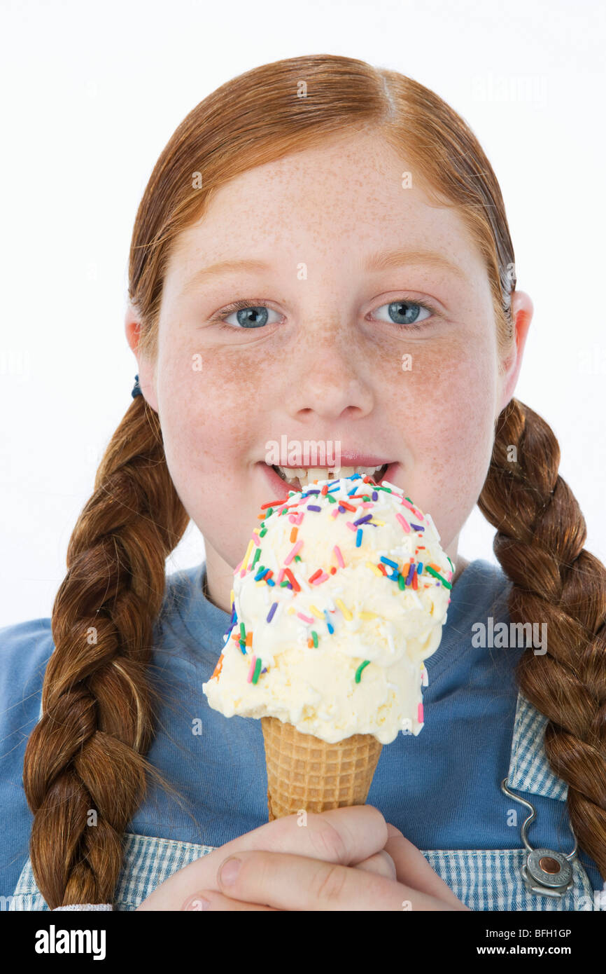 Il sovrappeso ragazza con cono gelato, ritratto Foto Stock