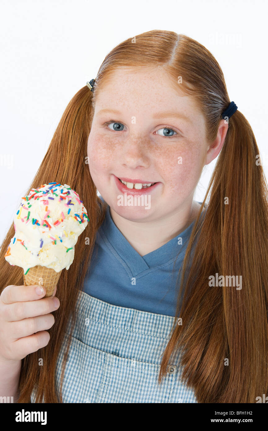 Il sovrappeso ragazza con cono gelato, ritratto Foto Stock